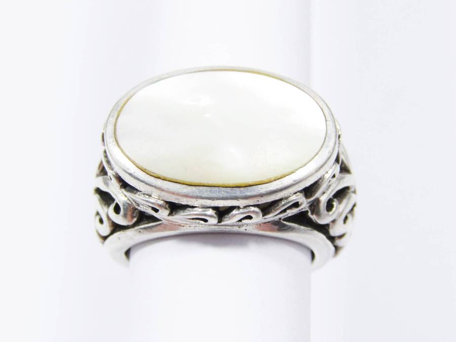 A Gorgeous Oval Mother of Pearl Ring in Sterling Silver.