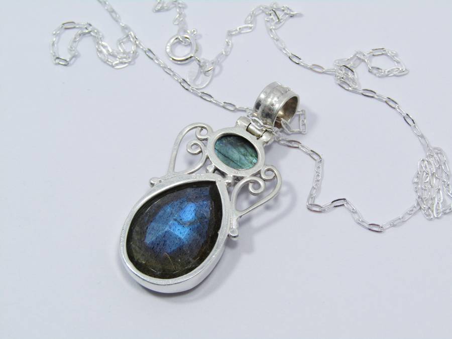 A Lovely Detailed Labradorite Pendant on Chain in Sterling Silver.
