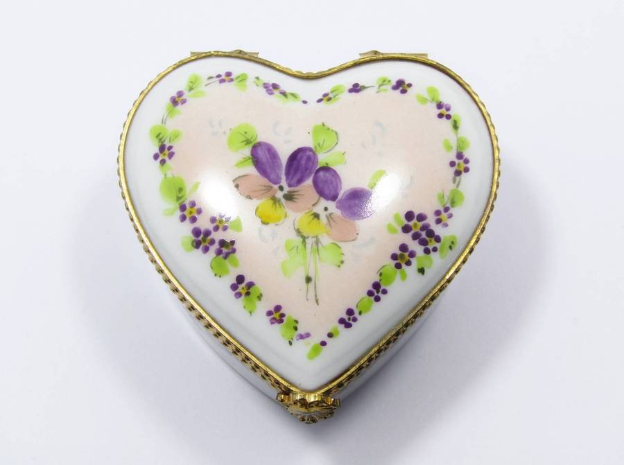 A Very Pretty Vintage Porcelain Limoges Trinket Box