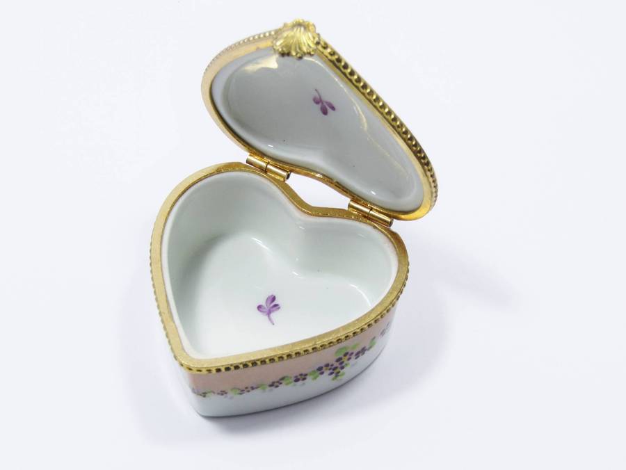 A Very Pretty Vintage Porcelain Limoges Trinket Box