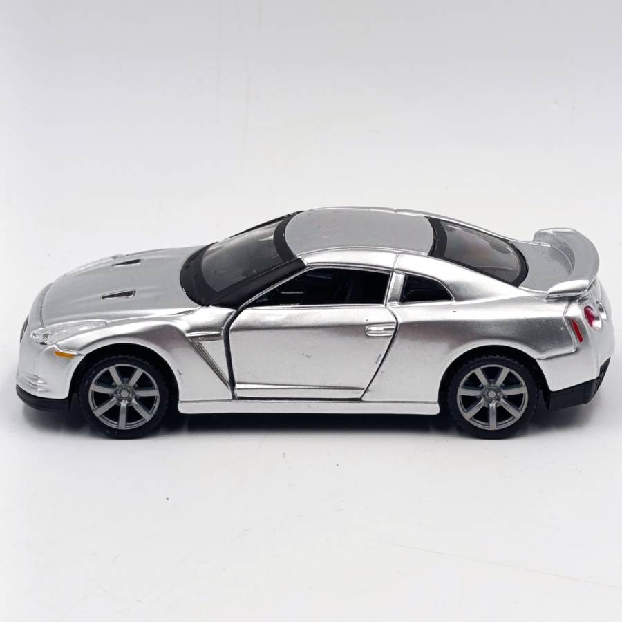 Maisto 2009 Nissan GT-R die-cast model car - pull back action - scale 1/40