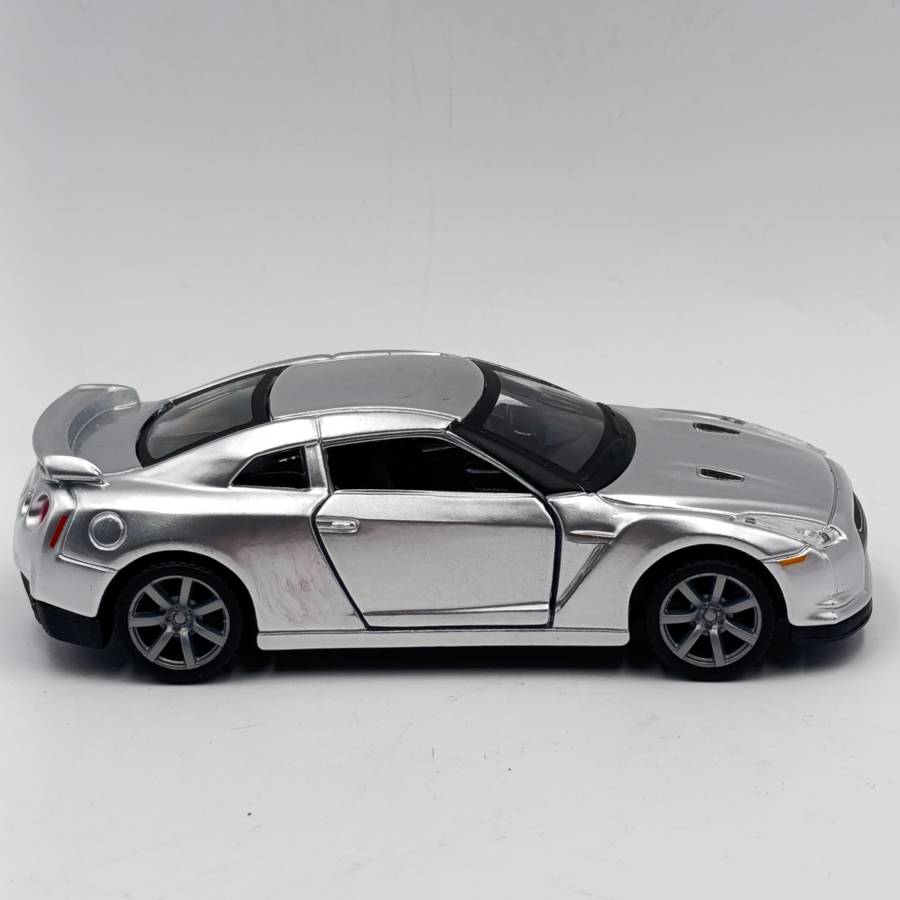 Maisto 2009 Nissan GT-R die-cast model car - pull back action - scale 1/40