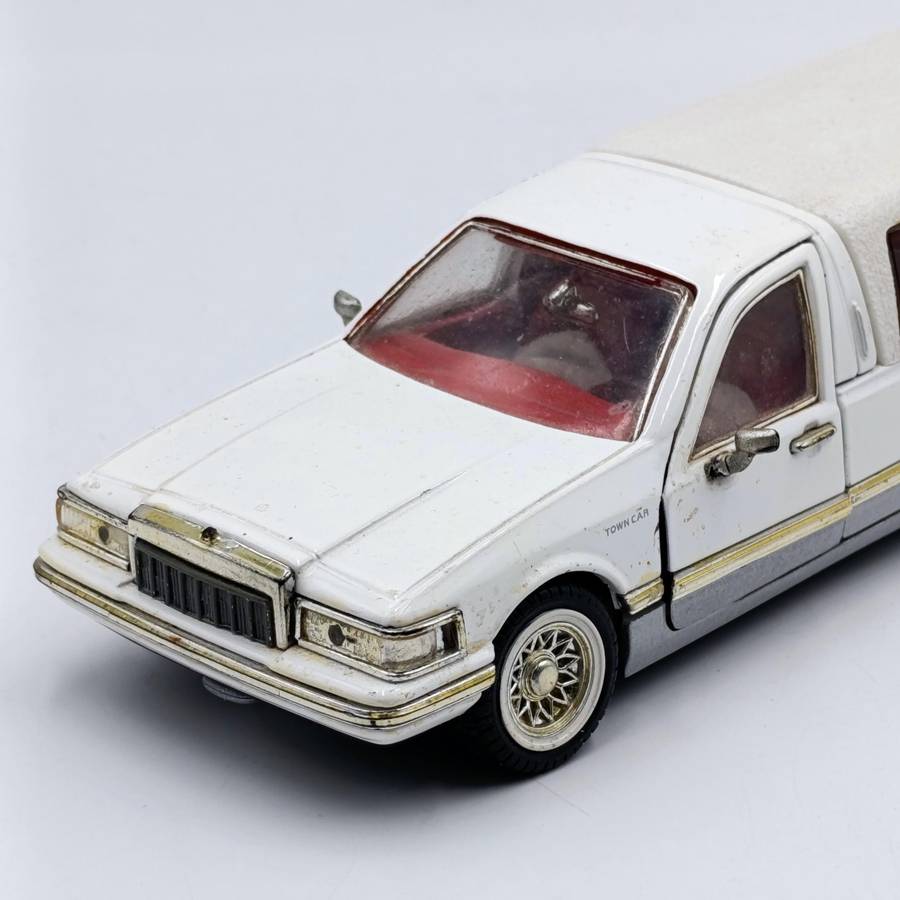 1996 Lincoln Limousine die-cast model car - scale 1/24
