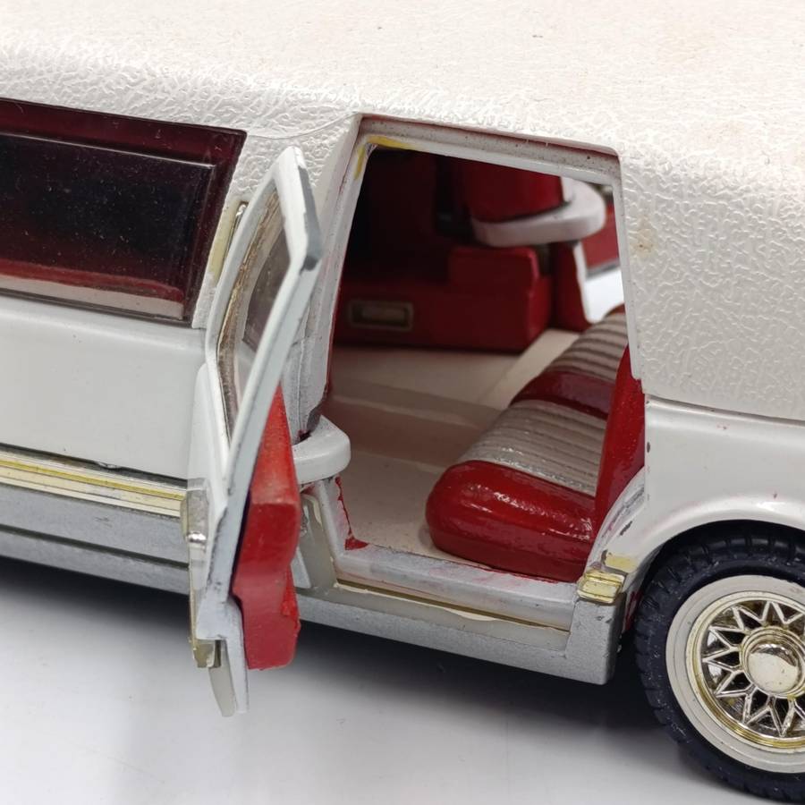 1996 Lincoln Limousine die-cast model car - scale 1/24