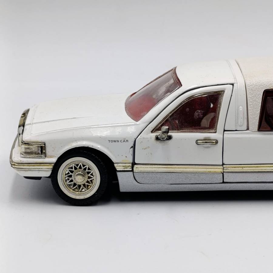 1996 Lincoln Limousine die-cast model car - scale 1/24