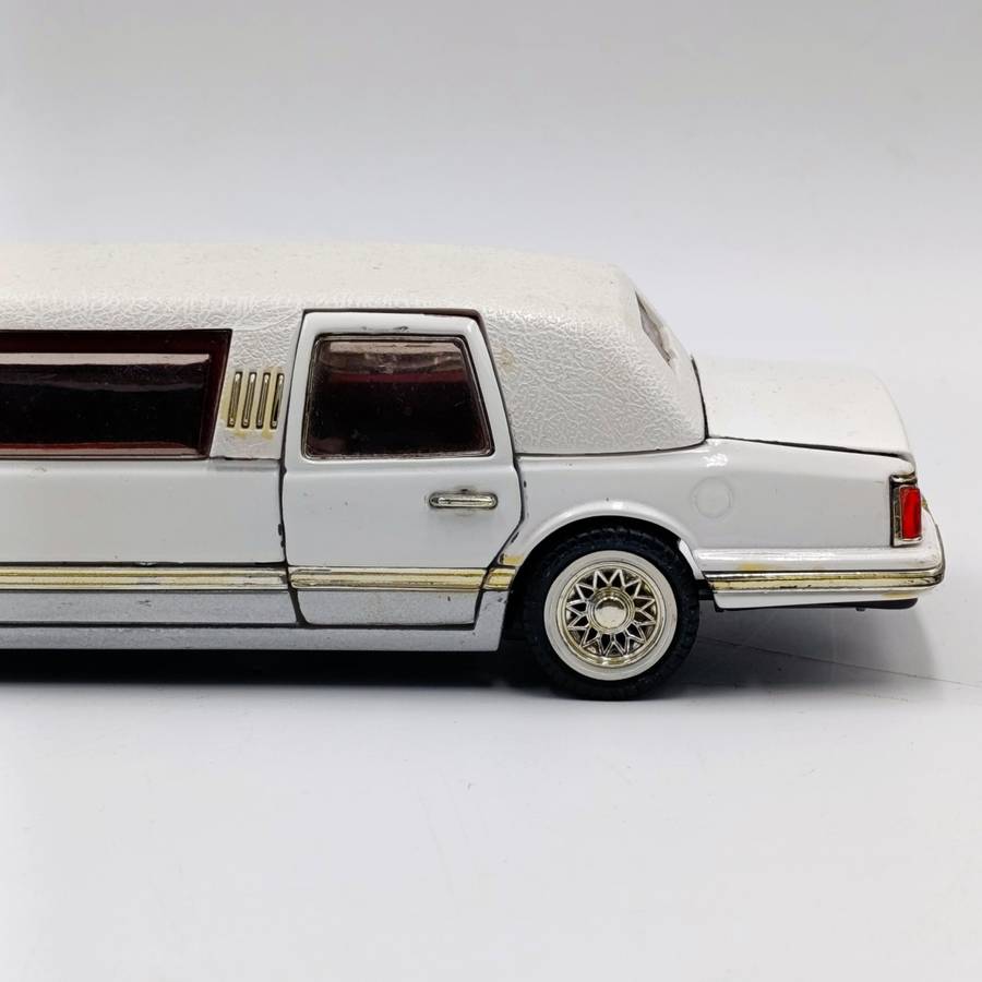 1996 Lincoln Limousine die-cast model car - scale 1/24