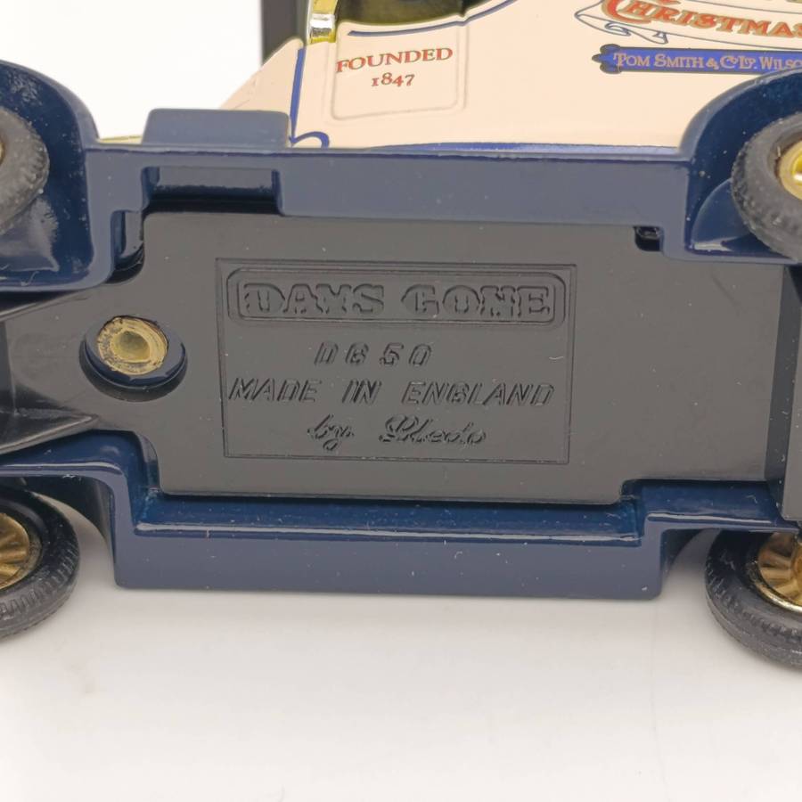 Lledo 1926 Morris Bull Nose Tom Smith's Crackers delivery van model car in box