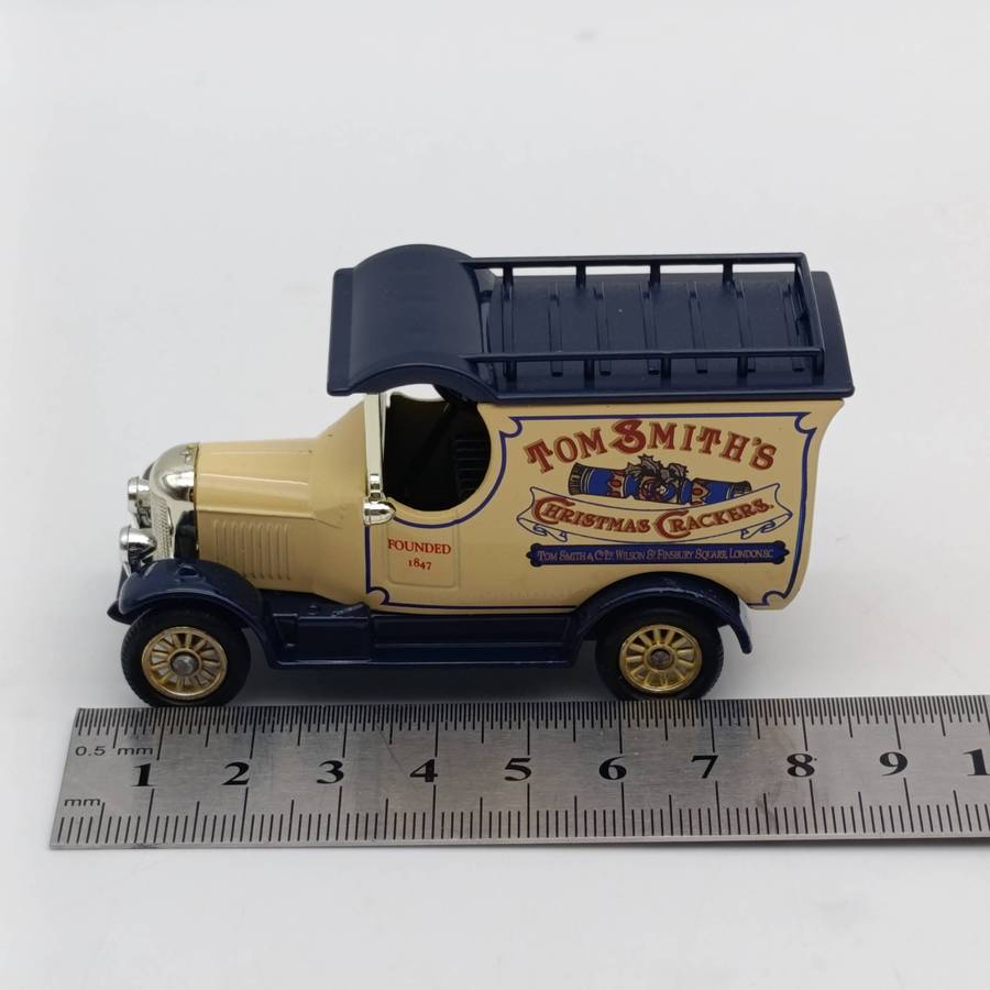 Lledo 1926 Morris Bull Nose Tom Smith's Crackers delivery van model car in box