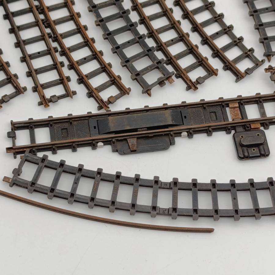 Lot of 17 Triang HO-scale railway tracks including Hornby track stop