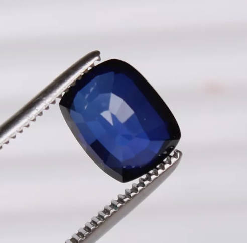 5.60Ct Natural Ceylon Blue Sapphire. Cushion cut.