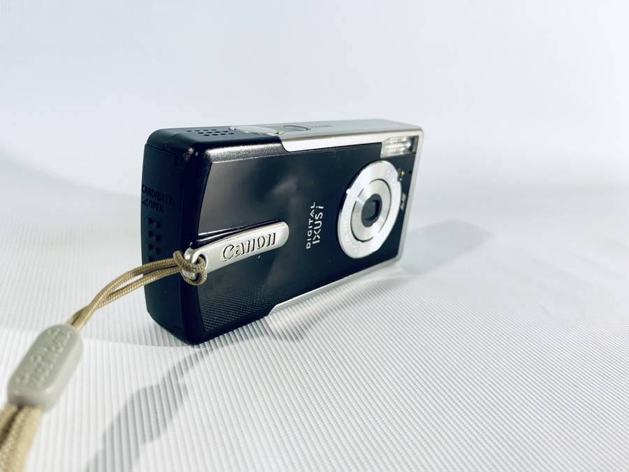 Canon IXUS i Digital Camera 4.0 Mega Pixels  Model PC 1080 (Needs Battery Charger)