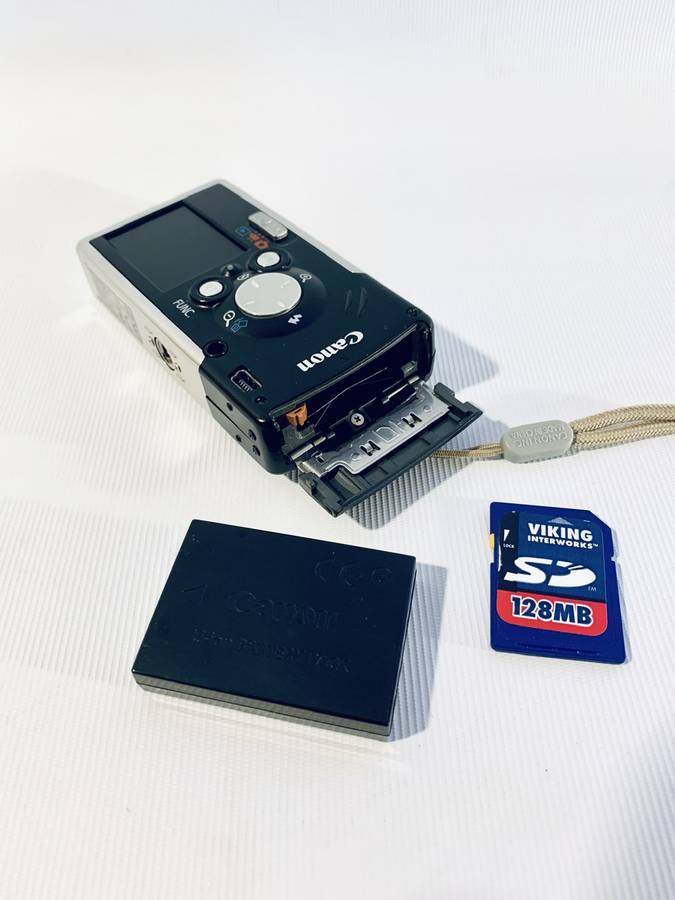 Canon IXUS i Digital Camera 4.0 Mega Pixels  Model PC 1080 (Needs Battery Charger)