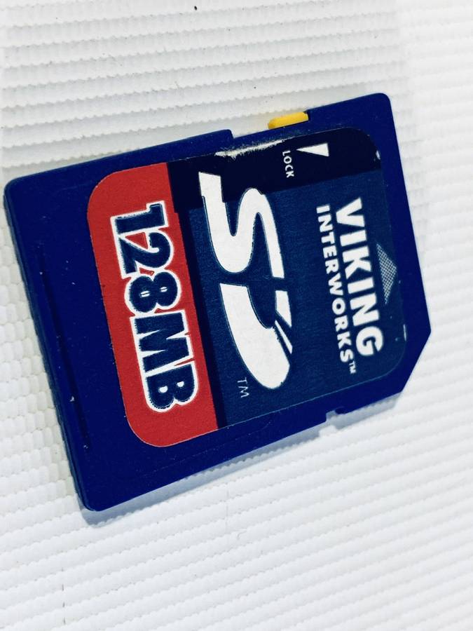 Canon IXUS i Digital Camera 4.0 Mega Pixels  Model PC 1080 (Needs Battery Charger)