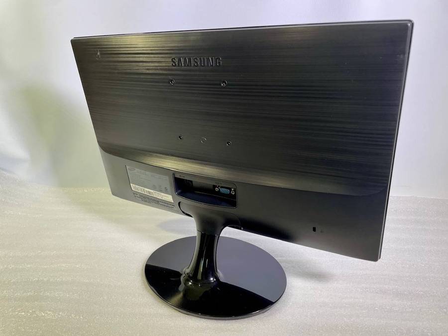 Samsung 19 LED Monitor  S19C150 (LS19C150)  Good Condition