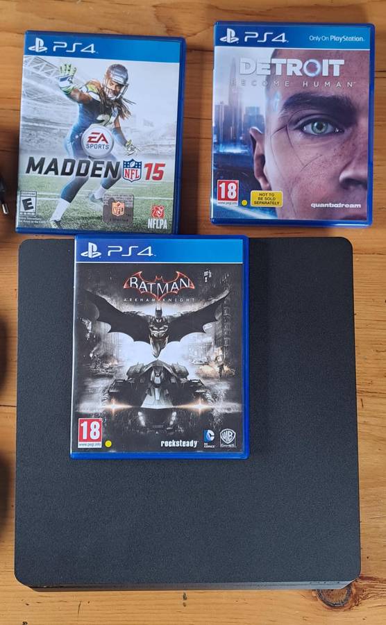 PS4 slim 500GB + 2 DS4 Controllers + 3 Games