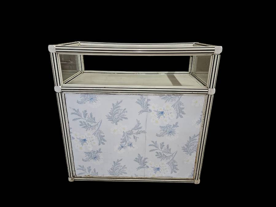 Jewelry Counter, featuring a charming glass top and sides. With its dimensions of 100x100x30cm