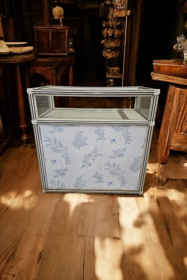 Jewelry Counter, featuring a charming glass top and sides. With its dimensions of 100x100x30cm