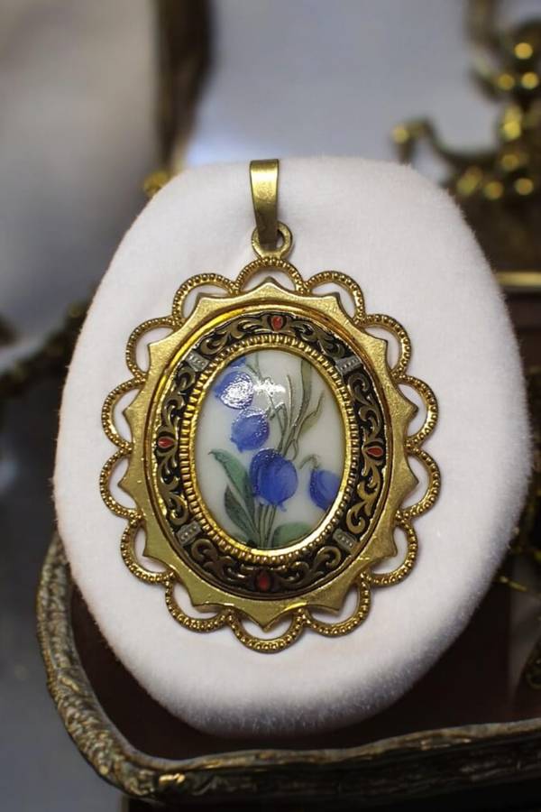 Forget me not pendant with a gold tone
