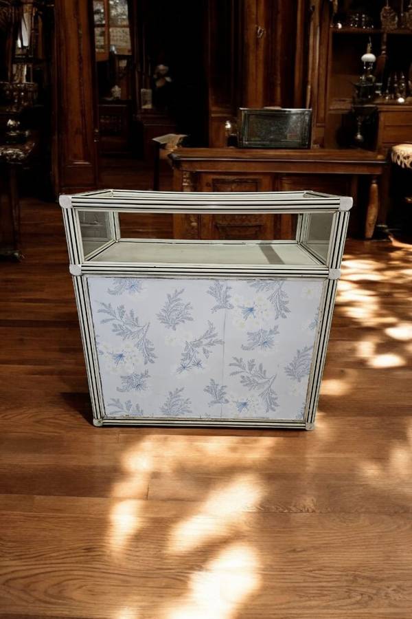 Jewelry Counter, featuring a charming glass top and sides. With its dimensions of 100x100x30cm