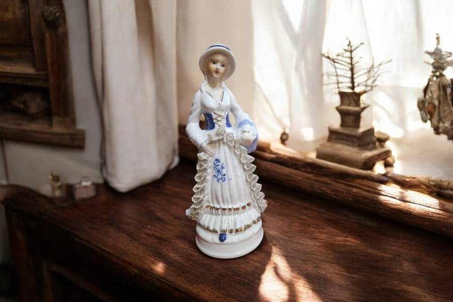 Exquisite vintage porcelain figurine of a Victorian lady. Standing at 20x7x7cm