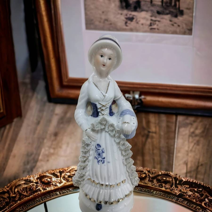 Exquisite vintage porcelain figurine of a Victorian lady. Standing at 20x7x7cm