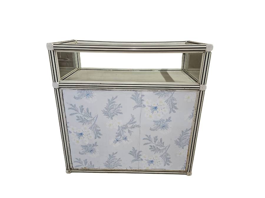 Jewelry Counter, featuring a charming glass top and sides. With its dimensions of 100x100x30cm