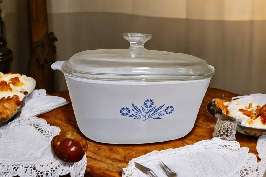 Vintage Corn Flower Corning Lided Dish, measuring at 15x28cm - perfect for all your cooking