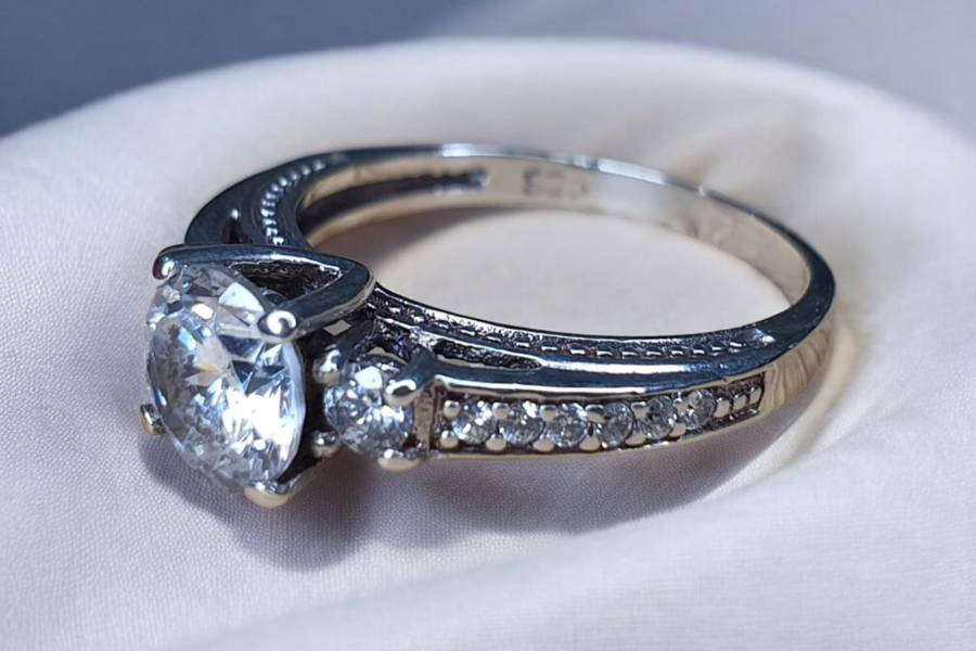 Exquisite Sterling Silver 925 ring, meticulously crafted to perfection with clear stones, Size P