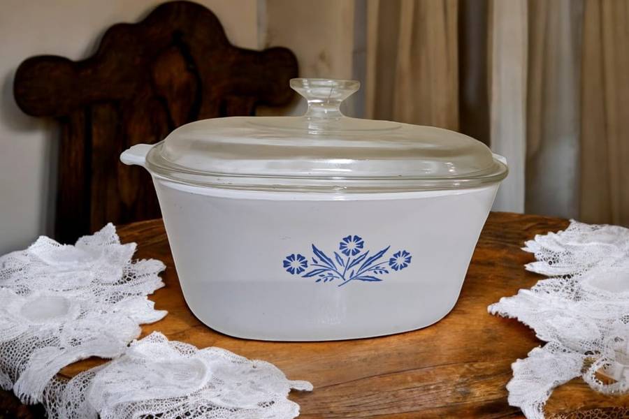 Vintage Corn Flower Corning Lided Dish, measuring at 15x28cm - perfect for all your cooking