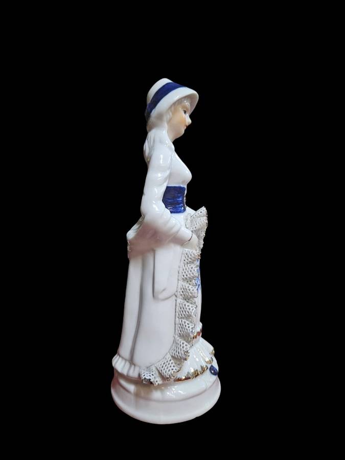 Exquisite vintage porcelain figurine of a Victorian lady. Standing at 20x7x7cm