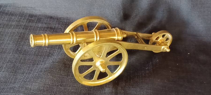 STUNNING VINTAGE BRASS MODEL CANNON