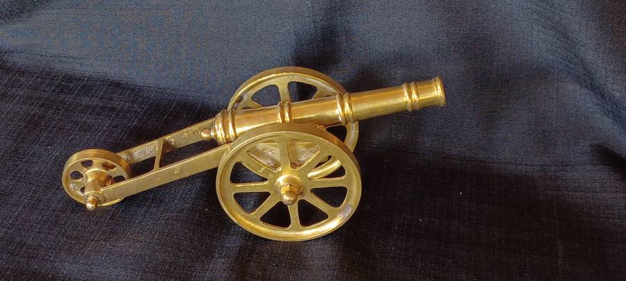 STUNNING VINTAGE BRASS MODEL CANNON