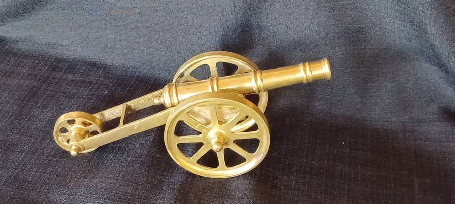 STUNNING VINTAGE BRASS MODEL CANNON