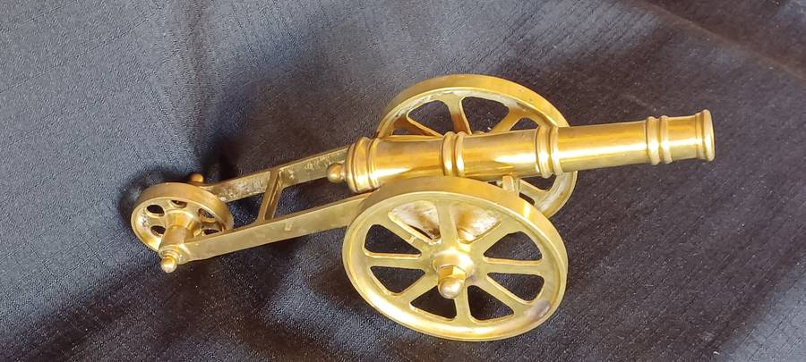 STUNNING VINTAGE BRASS MODEL CANNON