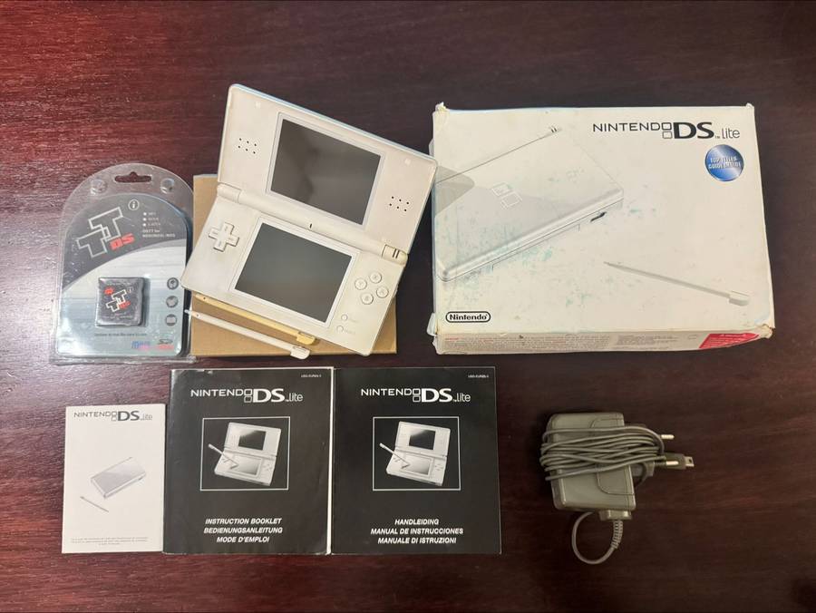 Nintendo DS Lite + Original Box + DSTT Flash Cart