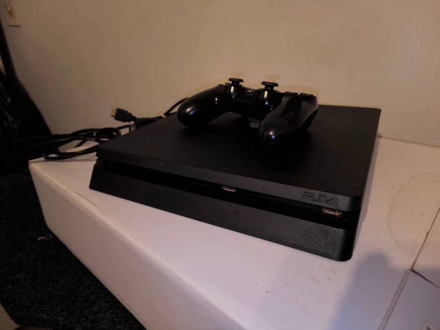 Playstation 4 Console with 1 controller & 3 Games
