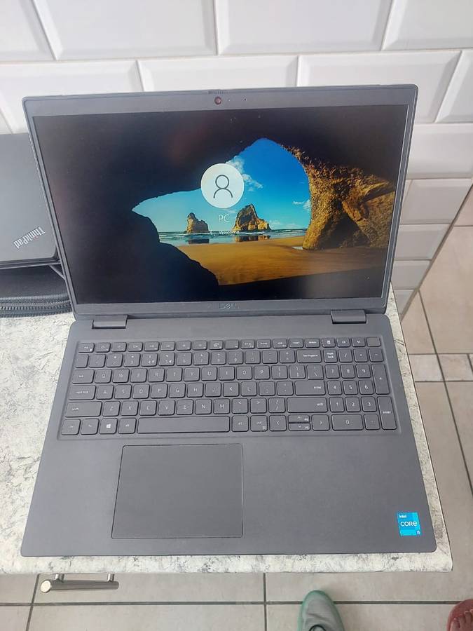 Dell Latitude 3520 laptop Core i5-1135G7, 15.6" FHD/8GB RAM/256GB SSD. Original charger