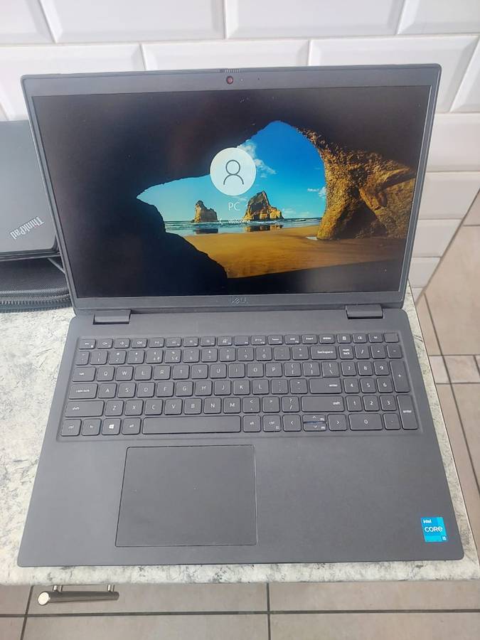 Dell Latitude 3520 laptop Core i5-1135G7, 15.6" FHD/8GB RAM/256GB SSD. Original charger