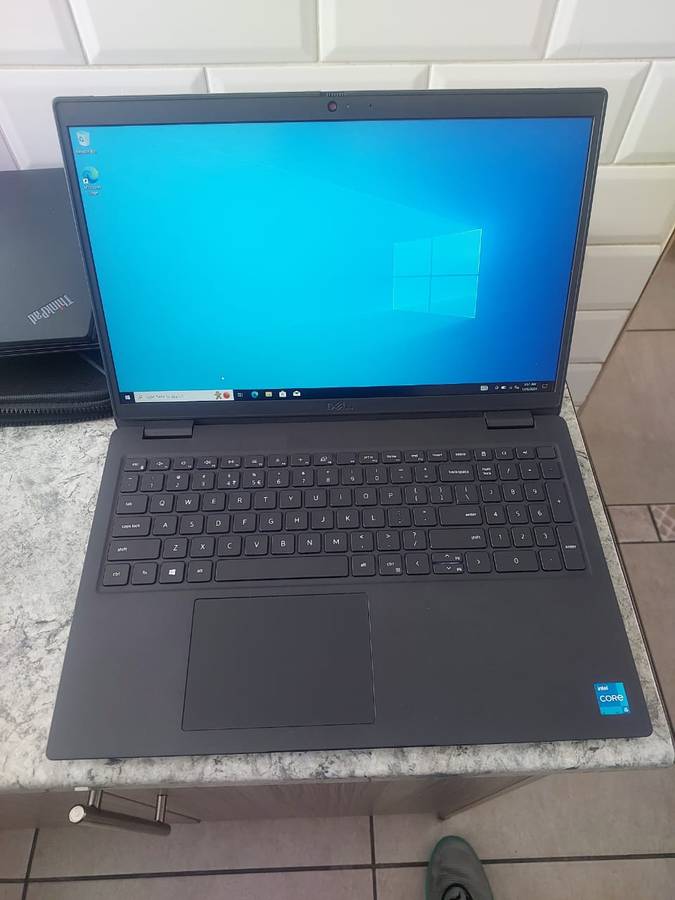 Dell Latitude 3520 laptop Core i5-1135G7, 15.6" FHD/8GB RAM/256GB SSD. Original charger