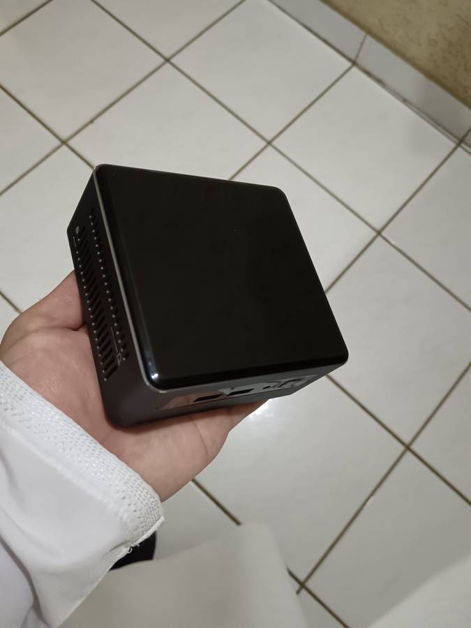 Intel NUC mini pc i7-7567u @ 3.5ghz 32gb ddr4 ram 128gb SSD + 256gb ssd