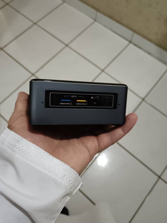 Intel NUC mini pc i7-7567u @ 3.5ghz 32gb ddr4 ram 128gb SSD + 256gb ssd