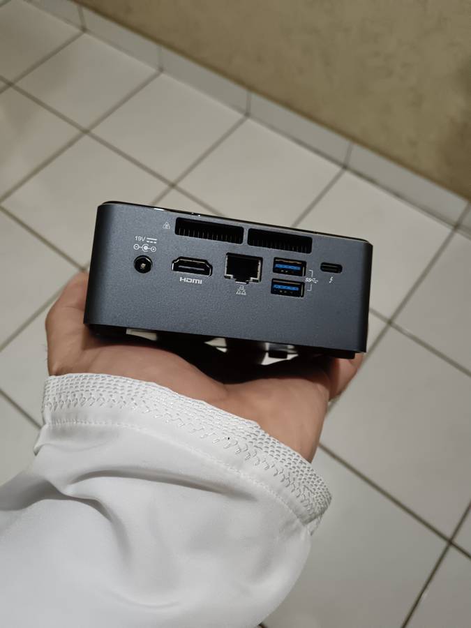 Intel NUC mini pc i7-7567u @ 3.5ghz 32gb ddr4 ram 128gb SSD + 256gb ssd