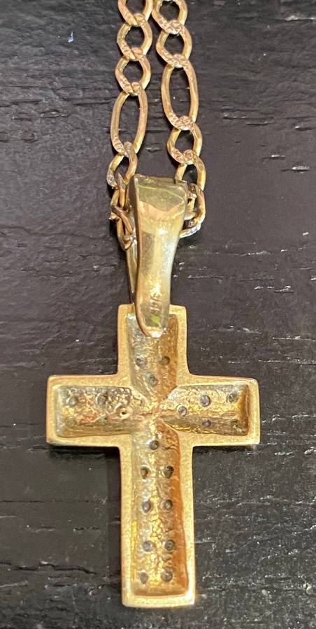 Stunning 9ct figaro gold chain with 9ct gold cross with diamonds