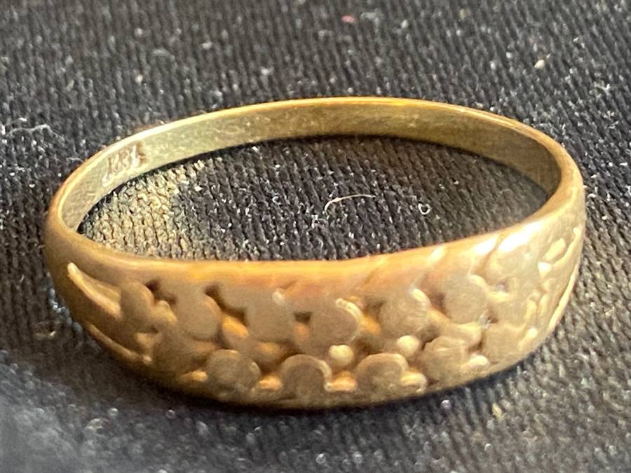 18ct yellow gold band with pattern-tapered wider on top going thin at back