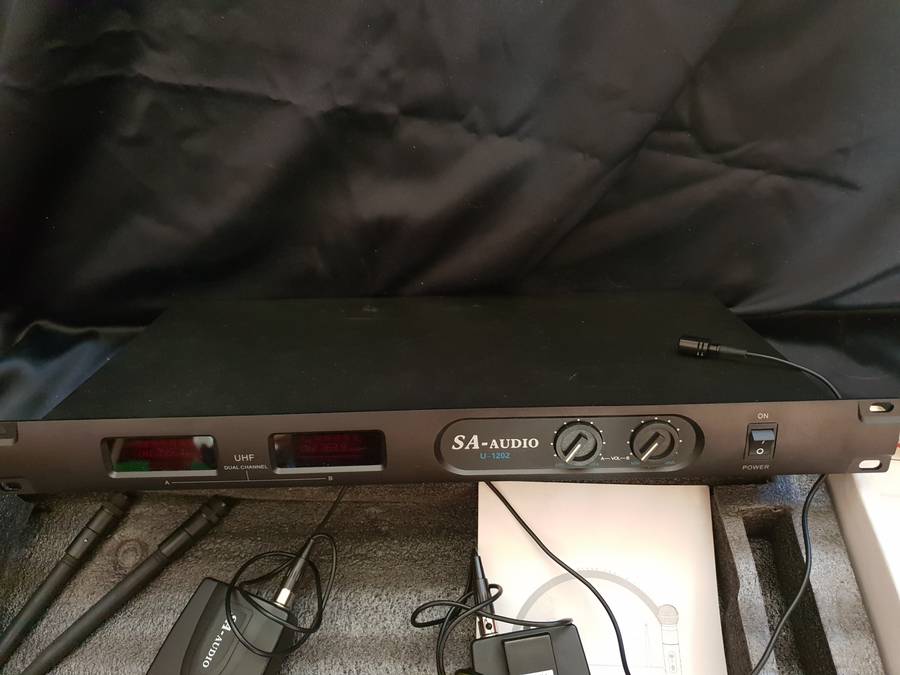 set of 2 cordless lipel microphones SA Audio U1202 in box