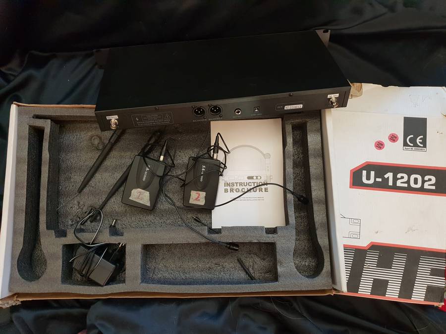 set of 2 cordless lipel microphones SA Audio U1202 in box