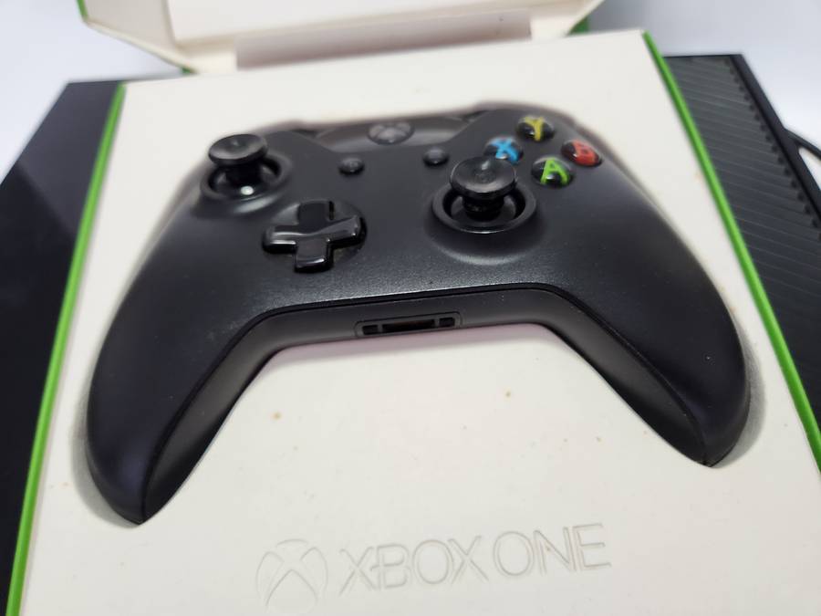 XBOX ONE CONSOLE + 1 CONTROLLER  - MODEL 1540  up for Grabs - ****** R30 SHIPPING *****