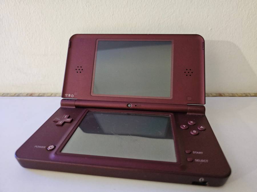 Nintendo DS XL - Red