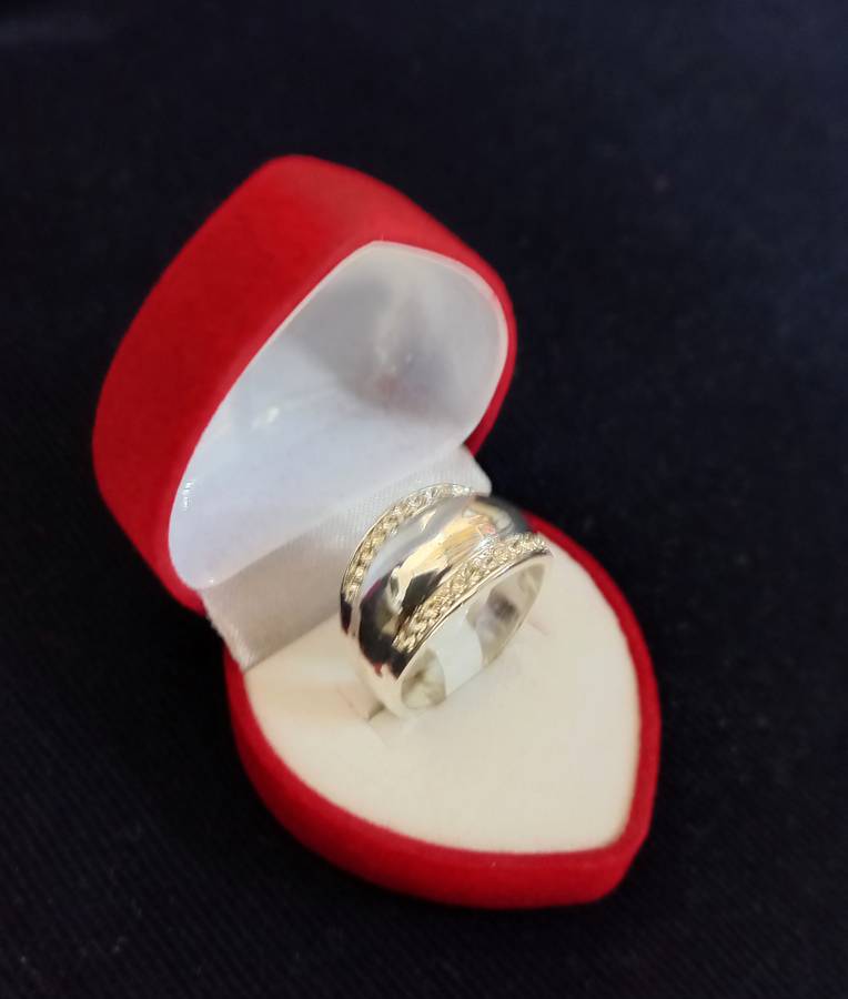 SILVER WEDDING RING WITH CLUSTER DIAMOND INSERTS ON SIDES