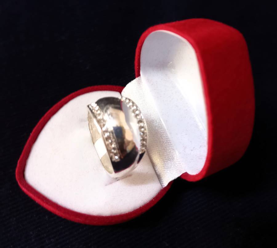 SILVER WEDDING RING WITH CLUSTER DIAMOND INSERTS ON SIDES